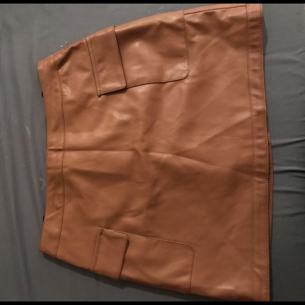 A skirt w a zipper in the back